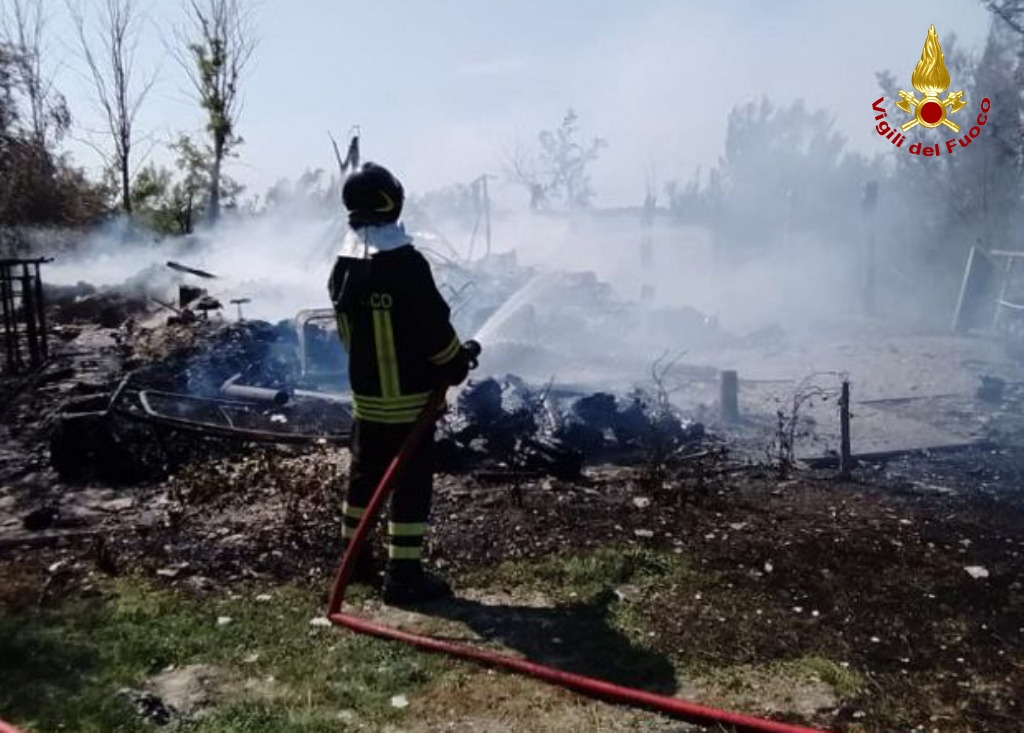 Copertina per A fuoco un casone tra Grado e Lignano, tre ore di lavoro per i Vigili del fuoco
